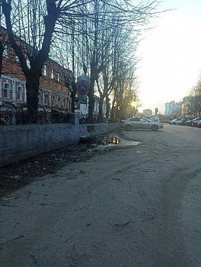 Парковка рядом с областной думой - в грязи